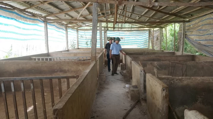 Cán bộ chuyên môn kiểm tra điều kiện chuồng trại tại cơ sở chăn nuôi, hướng dẫn người dân thực hiện các biện pháp an toàn sinh học trong chăn nuôi